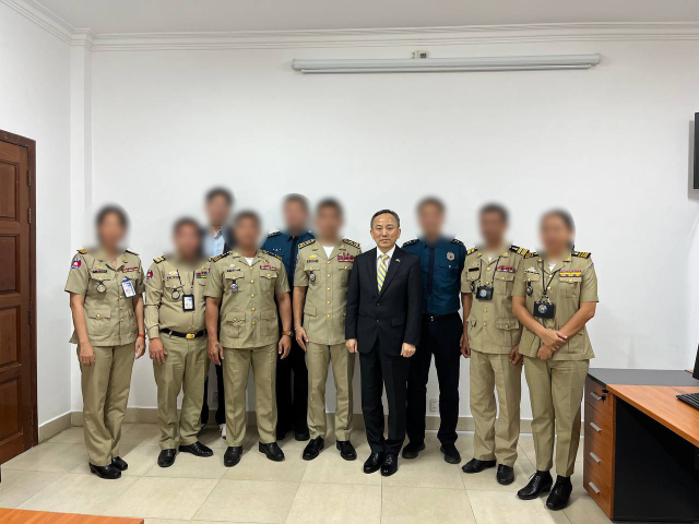 박일(오른쪽 네 번째) 캄보디아 내 재외국민보호 정부대표가 지난달 20일 캄보디아 내 한국인 관련 온라인 사기 범죄 대응을 위해 출범한 한·캄보디아 코리아 전담반 사무실을 방문했다. 사진=외교부