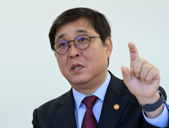 최휘영 문화체육관광부 장관이 1일 서울 종로구 국립현대미술관 서울관에서 본지와 인터뷰를 갖고 있다. 성형주 기자