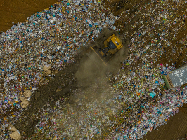 인천 서구 수도권 제3매립장에서 폐기물 매립 작업이 이뤄지고 있다. 연합뉴스