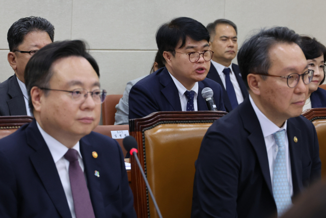 임현택 대한의사협회 전 회장(뒤쪽)이 작년 6월 26일 오전 국회에서 열린 보건복지위원회의 의료계 비상상황 관련 청문회에 참고인으로 출석해 위원들의 질의에 답하고 있다. 앞쪽은 보건복지부 조규홍 장관과 박민수 2차관. 연합뉴스