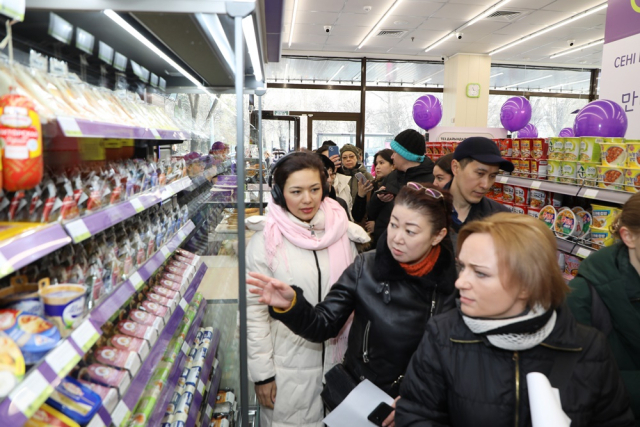 카자흐스탄 CU 매장에서 고객들이 상품을 살펴보고 있다. 사진 제공=BGF리테일