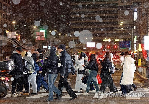 (서울=연합뉴스) 이진욱 기자 = 4일 서울 마포구 홍대 부근에서 시민들이 이동하고 있다. 2025.12.4 cityboy@yna.co.kr
