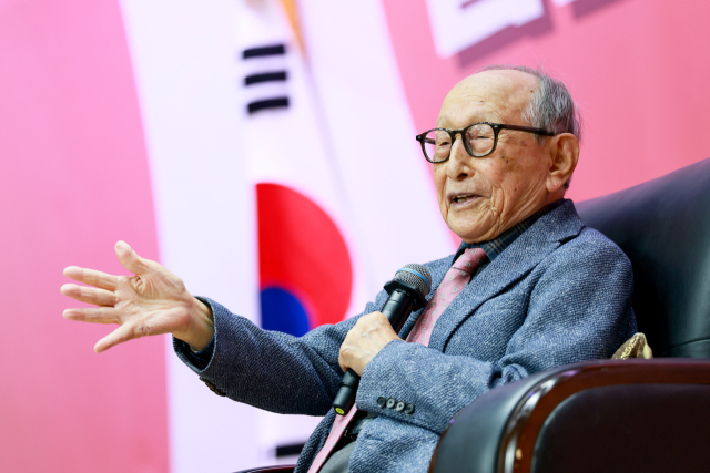 김형석 교수가 인문학 특강을 하고 있다. 사진제공=서대문구