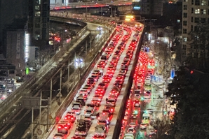 [사진] 매서운 서울 첫눈…주차장 된 퇴근길