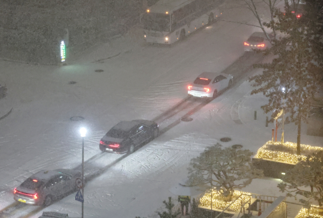 첫눈 내린 서울 도심 곳곳 교통통제…'거북이 운전'에 퇴근 대란