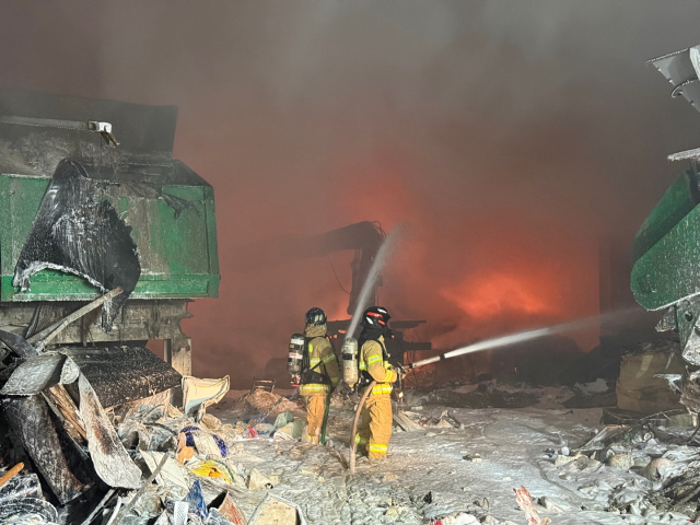 4일 제주시 노형동의 한 자원순환관리시설 화재 현장에서 검은 연기가 치솟는 가운데 소방대원들이 진화 작업을 벌이고 있다. 소방당국은 폐기물에서 불이 시작된 것으로 추정하고 대응 1단계를 발령한지 2시간여 만에 큰 불길을 잡았다고 밝혔다. 제주=연합뉴스