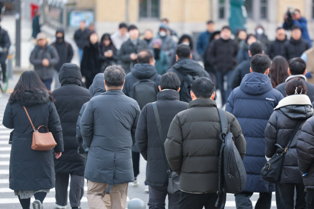 3일 서울 광화문네거리에서 직장인들이 두꺼운 외투를 입은 채 도로를 건너고 있다. 연합뉴스