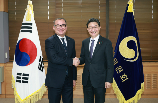 요아힘 나겔(왼쪽) 독일 분데스방크 총재가 2일 정부서울청사에서 이억원 금융위원장과 면담에 앞서 악수하고 있다. 연합뉴스