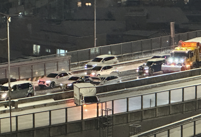 서울·인천·경기·강원 등 4개 시도에 대설특보가 발효된 4일 서울 서대문구 홍제IC 인근 내부순환도로에서 눈길에 미끄러지며 중앙분리대를 들이받은 차량으로 퇴근길 도로가 정체를 빚고 있다.연합뉴스