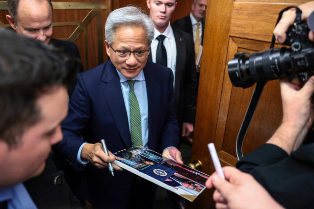 젠슨 황 엔비디아 최고경영자(CEO)가 3일(현지 시간) 미 워싱턴DC 연방의회에서 의원들을 면담하기에 앞서 사인 요청을 받고 사인을 해주고 있다. 로이터연합뉴스