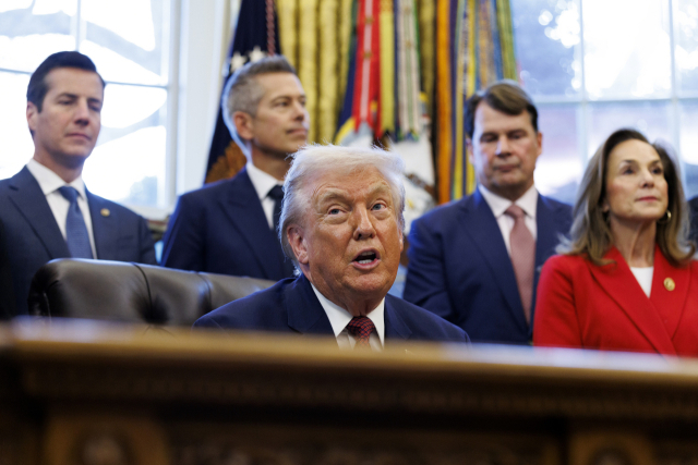 트럼프 대통령이 3일(현지 시간) 워싱턴DC 백악관 집무실에서 자동차 제조사들이 준수해야 하는 최저 연비를 규정한 기업평균연비제(CAFE) 완화 정책에 대해 설명하고 있다. AP연합뉴스