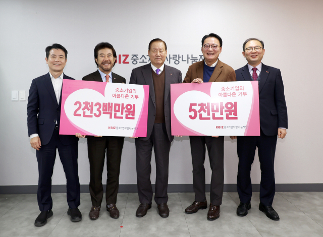 4일 고병헌(왼쪽 두 번째부터) 파평산업단지개발 대표와 손인국 중기사랑나눔재단 이사장, 이군신 남향푸드또띠아 대표가 중소기업사랑나눔재단에 성금과 물품 기부 후 기념 촬영을 하고 있다. 사진 제공=중기중앙회