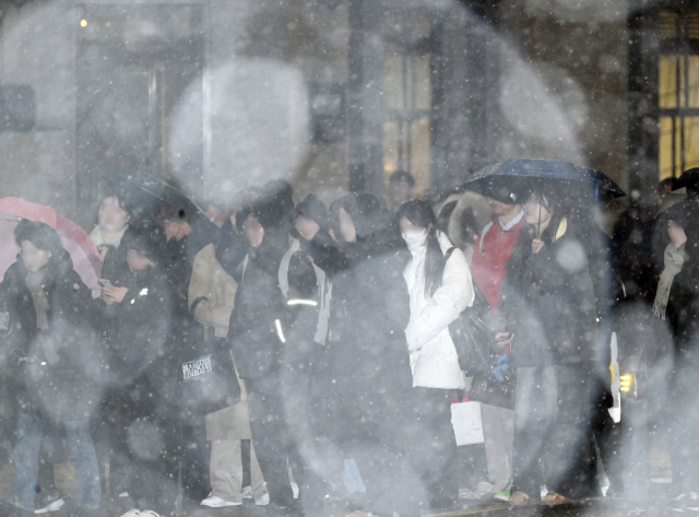 서울에 첫눈이 내린 4일 서울 종로구 거리에서 시민들이 퇴근길 발걸음을 재촉하고 있다. 5일 전국의 아침 최저기온이 -11∼2도, 낮 최고기온은 1∼9도로 추운 날씨가 이어지면서 전날 내린 눈으로 인해 아침부터 빙판길이 예상된다. 오승현 기자 2025.12.04