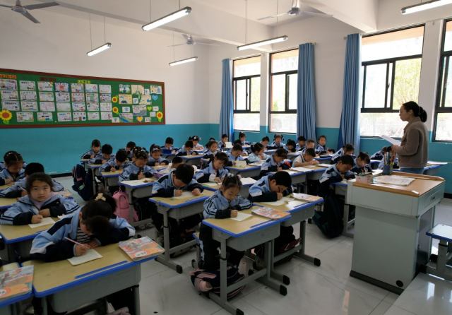 세라젬 중국법인이 추진하는 사회공헌활동 '희망소학교’의 학생들이 기증 기자재로 수업에 참여하고 있다. 사진 제공=세라젬