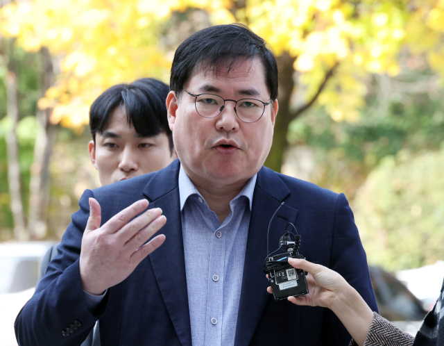 대장동 개발 비리 의혹으로 재판에 넘겨진 유동규 전 성남도시개발공사 기획본부장이 지난 10월 31일 서울 서초구 중앙지법에서 열린 1심 선고공판에 출석하며 입장을 밝히고 있다. 연합뉴스