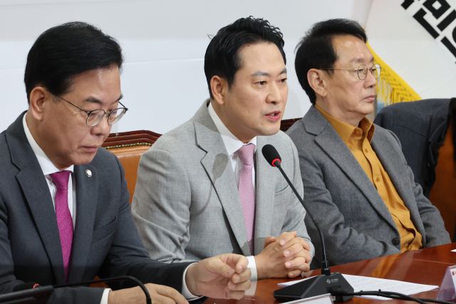 장동혁 국민의힘 대표가 5일 서울 여의도 국회에서 열린 '혼용무도(昏庸無道·어리석고 무능한 군주가 세상을 어지럽힌다)' 이재명 정권 6개월 국정평가 회의에서 발언하고 있다. 연합뉴스