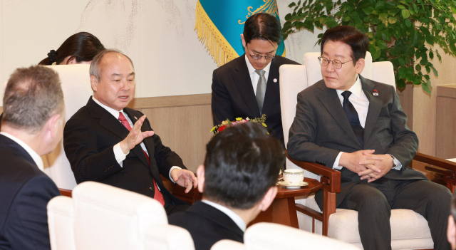 이재명 대통령이 5일 용산 대통령실에서 손정의 소프트뱅크그룹 회장과 면담하고 있다. 연합뉴스