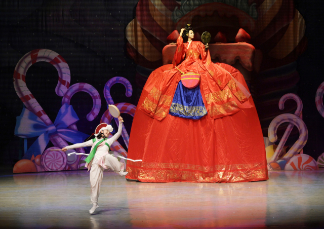서울발레시어터의 ‘호두까기 인형’ 중 2막 한복을 입은 마더진저와 상모돌리기 장면/제공=마포문화재단