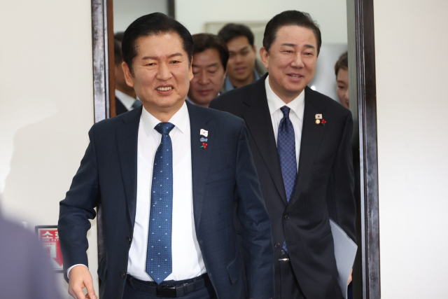 더불어민주당 정청래 대표와 김병기 원내대표가 5일 서울 여의도 국회에서 열린 최고위원회의에 참석하고 있다. 2025.12.5 연합뉴스