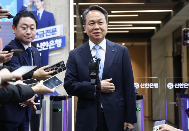 연임에 성공한 진옥동 신한금융지주 회장이 4일 서울 중구 신한금융지주 본사에서 소감을 밝히고 있다. 연합뉴