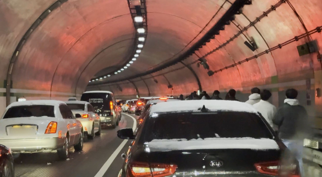 서울·인천·경기·강원 등 4개 시도에 대설특보가 발효된 4일 서울 종로구 자하문터널에서 시민들이 버스에서 내려 걸어가고 있다. 연합뉴스