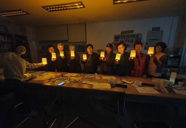 해바라기 작은 도서관에서 만든 켈리그라피 공예작품 '무드등'을 들어 보이고 있다.