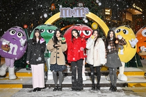 첫 눈 내리는 날, 아일릿과 함께한 엠앤엠즈 초콜릿 행사