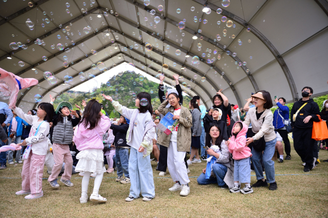 제48회 보성다향대축제 어린이날 행사에서 지역 아동과 학부모들이 참여한 모습. 전남 보성군이 30년 만의 ‘인구 순전입’ 전환을 달성하며 인구 지표 전반에서 긍정적인 변화를 만들어내고 있다. 사진 제공=보성군