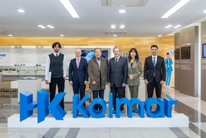 슈뢰더 전 총리 부부, 한국콜마 방문에 윤동한 "한·독 관계 증진 큰 역할 기대"