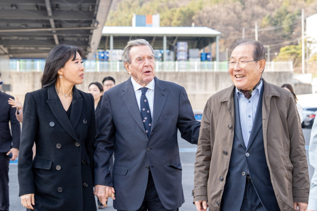 2일 윤동한(오른쪽부터) 한국콜마 회장이 세종공장을 찾은 게르하르트 슈뢰더 전 독일 총리와 김소연 슈뢰더김재단 이사장에게 안내를 하고 있다. 사진 제공=콜마홀딩스