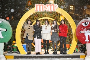 아일릿, 첫 눈과 함께  ‘엠앤엠즈 매지컬 홀리데이’ 팝업 행사 참석