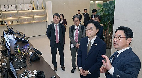 [속보] 대통령실 "산업부-英ARM MOU체결…반도체 설계인력 1400명 양성"