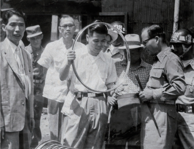 김철호(왼쪽 첫 번째) 경성정공 창업자가 국산 자전거 완성의 마지막 난제였던 림을 생산한 후 기념 사진을 촬영하고 있다. 사진제공=현대차그룹