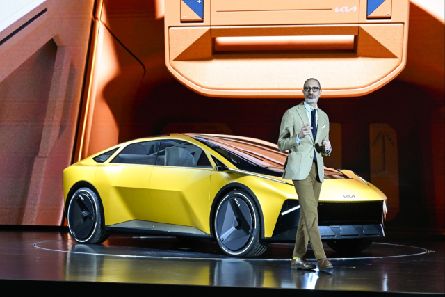 5일 경기 용인시 기아 비전스퀘어에서 열린 ‘기아 80주년 기념행사’에서 글로벌 디자인 담당 카림 하비브 부사장이 비전 메타투리스모를 소개하고 있다. 사진제공=현대차그룹