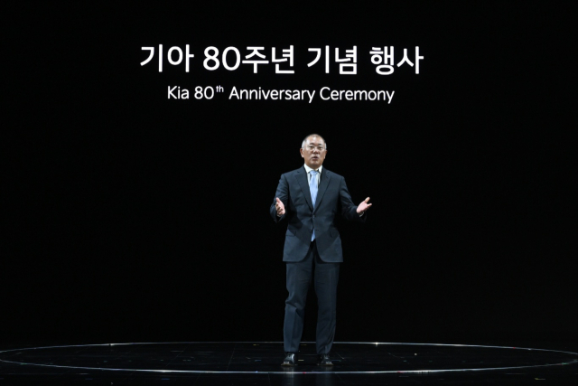 5일 경기 용인 비전스퀘어에서 열린 기아 80주년 기념 행사에서 정의선 현대자동차그룹 회장이 발표하고 있다. 사진제공=현대차그룹