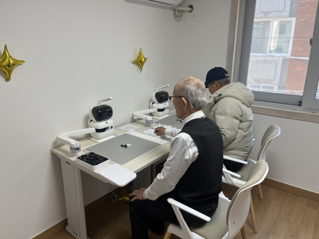 4일 강남 압구정 스마트경로당에서 어르신들이 AI 로봇과 오목 대국을 즐기고 있다. 신서희 기자
