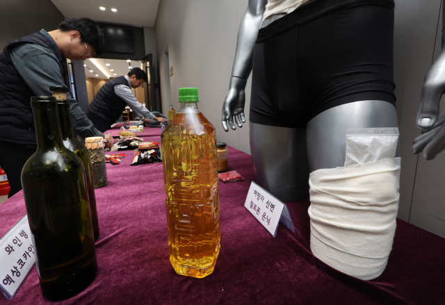 5일 서울 강남구 서울세관에서 열린 '2025년 마약밀수 특별대책 추진단' 회의장 앞에서 관계자들이 마약 밀반입 수법 전시 물품을 정리하고 있다. 연합뉴스