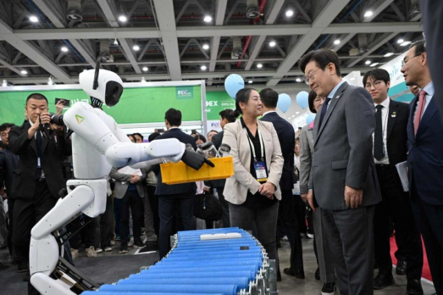 10월 24일 대구에서 열린 ‘2025 미래혁신기술박람회(FIX 2025)’에 참가한 휴머노이드 로봇 제조 기업 ‘에이로봇’ 부스에 이재명 대통령이 방문해 로봇들의 시연을 지켜보고 있다. 사진 제공=에이로봇