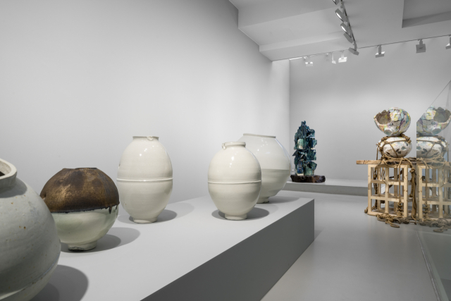 글래드스톤 서울에서 열리고 있는 이헌정·김주리·김대운의 그룹전 ‘Irreverent Forms’ 전시 전경. 사진 제공=글레드스톤 서울