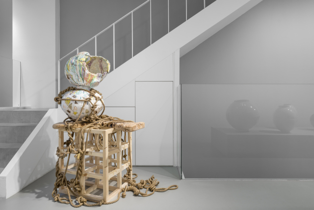 글래드스톤 서울 1층 전시장에 김대운의 ‘Persona #2(2021)’가 설치돼 있다. / 제공=글레드스톤 서울