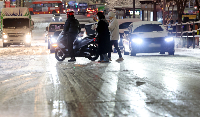 서울·인천·경기·강원 등 4개 시도에 대설특보가 발효된 4일 서울 마포구 홍대 인근에서 제설작업이 완료되지 않은 도로가 얼어있다. 연합뉴스