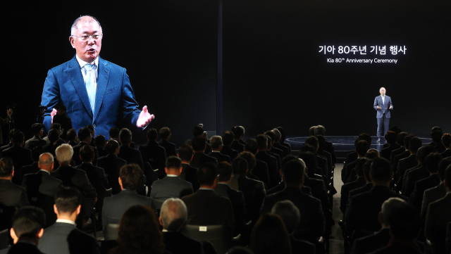 정의선 현대차그룹 회장이 5일 경기 용인시 기아 비전스퀘어에서 열린 기아 80주년 기념식에서 발언하고 있다. 연합뉴스