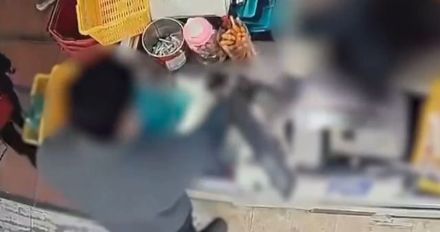 지난 3일 경남 창원의 한 모텔에서 흉기 난동을 피운 피의자가 범행 전 모텔 인근 마트에서 음식류와 흉기를 사고 있다. 사진 제공=경남경찰청