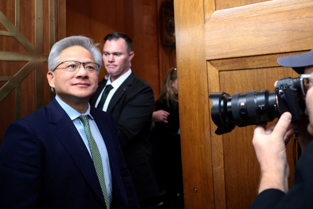 젠슨 황 엔비디아 최고경영자(CEO)가 3일(현지 시간) 워싱턴DC 연방의회에서 상원 은행위원회 의원들을 만나기 위해 회의 장소로 이동하고 있다. 로이터연합뉴스