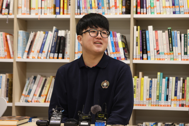 2026학년도 대학수학능력시험 만점을 받은 왕정건(18) 군이 5일 오전 서울 광진구 광남고에서 언론과 인터뷰를 하고 있다. 뉴스1