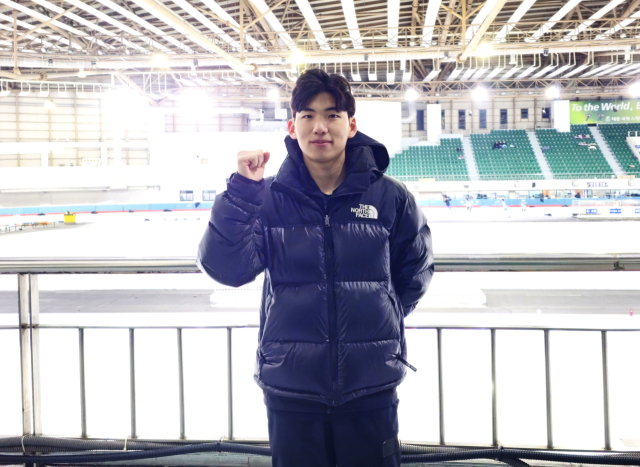 정재원이 태릉국제스케이트장에서 훈련한 뒤 주먹을 쥐고 포즈를 취하고 있다. 이종호 기자