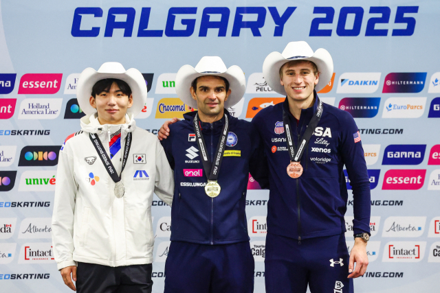 정재원(왼쪽)이 지난달 캐나다 캘거리에서 끝난 국제빙상경기연맹(ISU) 월드컵 2차 대회 매스스타트에서 은메달을 딴 뒤 시상식에서 기념 촬영을 하고 있다. 가운데가 이 대회 우승자이자 밀라노·코르티나담페초 동계올림픽에서 정재원과 금메달을 다툴 이탈리아의 안드레아 조반니니다. 이매진이미지스연합뉴스