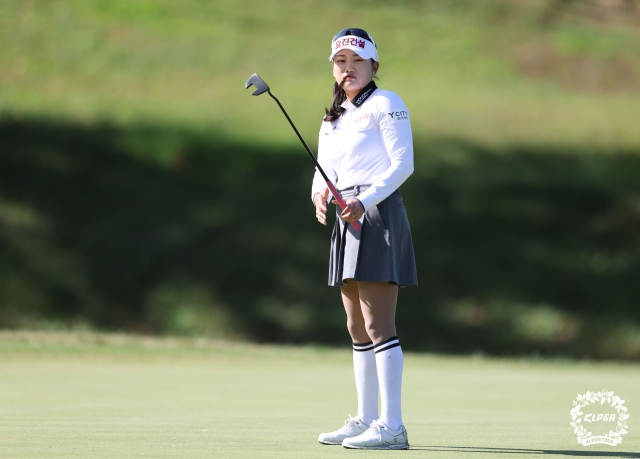 퍼팅 후 공을 바라보고 있는 노승희. 사진 제공=KLPGA
