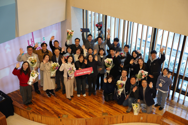 5일 서울시50플러스재단에서 열린 ‘서울런4050 우수사례 공모전 시상식’에서 관계자들이 기념 촬영을 하고 있다. 서울시 제공