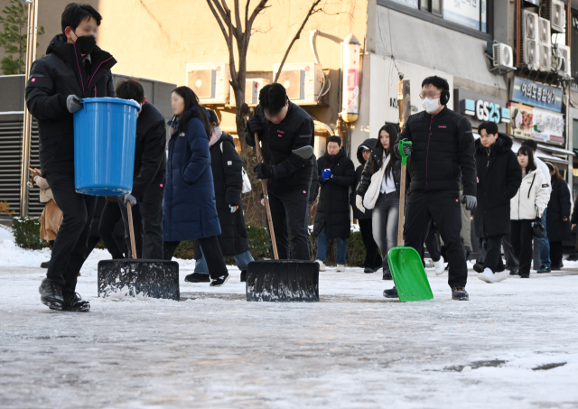 시민들이 5일 빙판으로 변한 서울 영등포구 여의도역 인근 거리에서 종종걸음으로 출근하고 있다. 오승현 기자